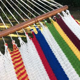 Dekorativ multifarvet net-hængekøjer med tværpinde