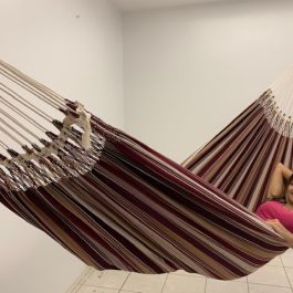 Vinrød Stribet Stof Hængekøje i Slidstærk Kvalitet 230x170 cm