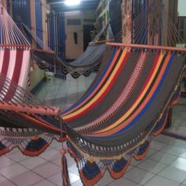 Dekorativ multifarvet net-hængekøjer med tværpinde